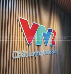 ốp gỗ nhựa nano và lắp logo mica
