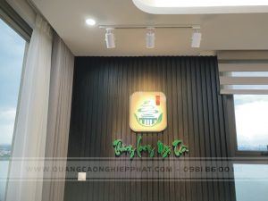 thi công ốp gỗ nhựa làm logo backdrop văn phòng