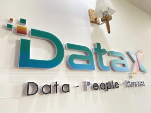 làm logo vách tường