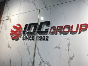 làm vách logo công ty