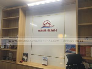 làm logo gắn trên nền tủ gỗ 