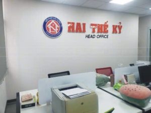 làm logo mica dán tường
