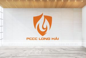 làm logo mica dán tường 