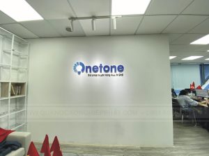 làm vách logo mica in uv