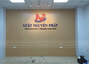 làm vách logo văn phòng ốp gỗ nhựa nano