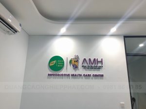 làm logo mica in UV dán tường