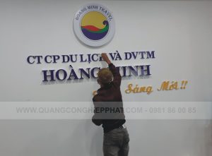 báo giá làm biển logo văn phòng dán tường