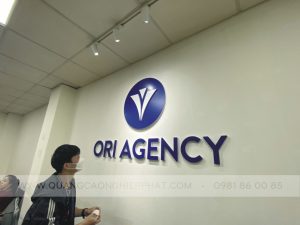 giá thành logo mica
