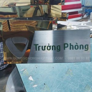 Làm biển văn phòng bằn inox xước 