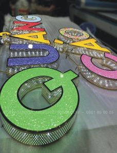 lam chữ inox mặt mica đông anh chất lượng 