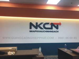 làm logo mica chữ nổi đông anh 