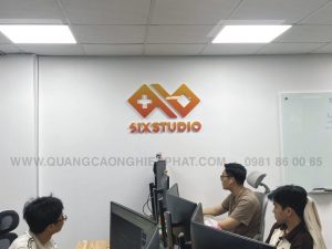 thi công logo mica trang trí văn phòng đông anh 